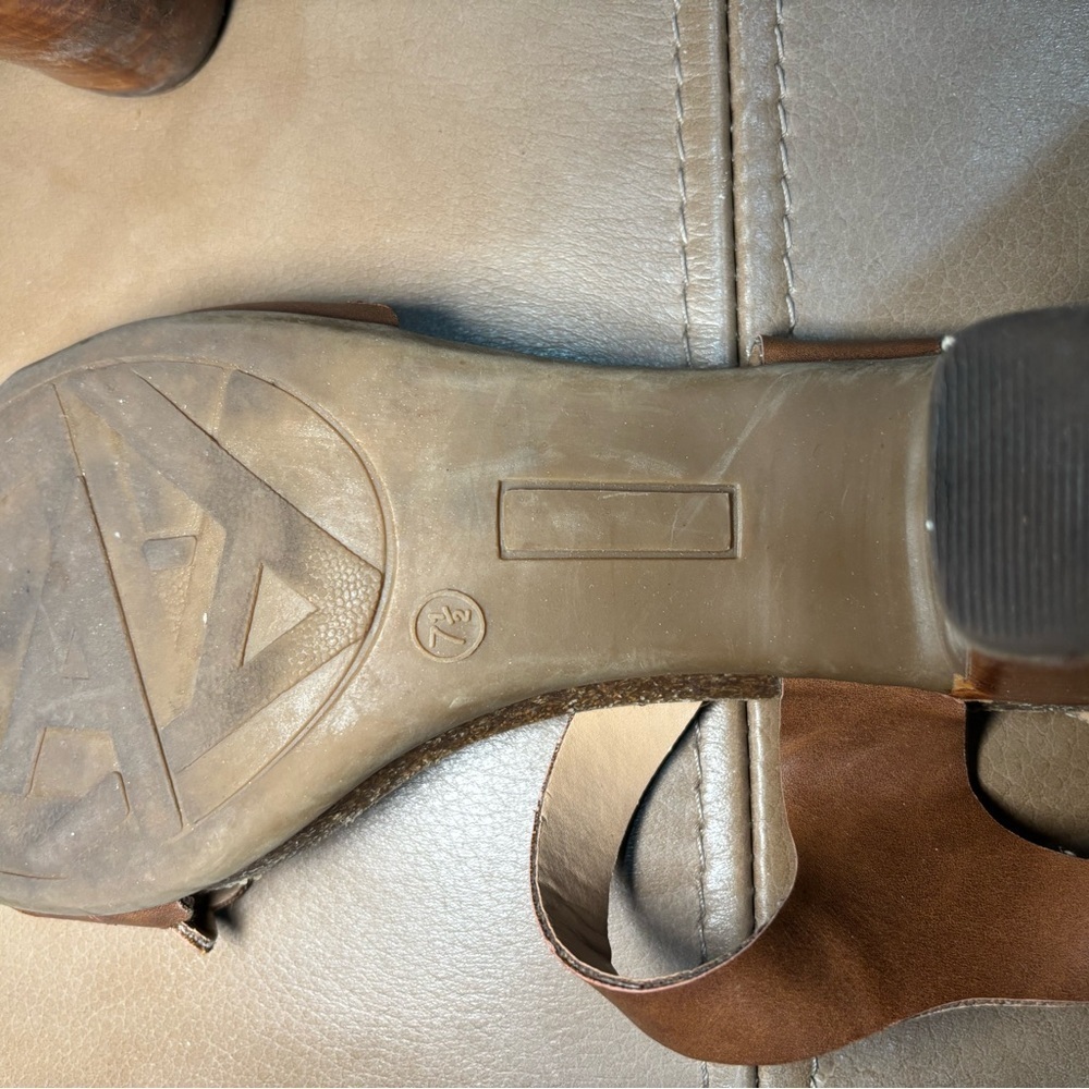 Chic Brown Leather heels with Cutout Design - Picture 5 of 5